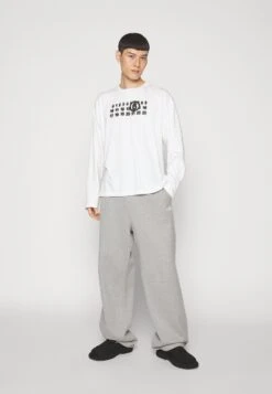 MM6 Maison Margiela Maglietta A Manica LungaOff White Uomo T-shirt E Polo MMA22O00D-A11 11 MM6 Maison Margiela Maglietta A Manica LungaOff White Uomo T-shirt E Polo MMA22O00D-A11 -Negozio Di Abbigliamento Zalando 3397f0df4165490db75363120f0545f2