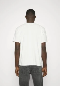 J.Lindeberg Darcy Logo TeeT-Shirt Con StampaCloud White Uomo T-shirt E Polo JL122O06H-A11 12 J.Lindeberg Darcy Logo TeeT-Shirt Con StampaCloud White Uomo T-shirt E Polo JL122O06H-A11 -Negozio Di Abbigliamento Zalando 3493c910483e454fae80938e1598c762