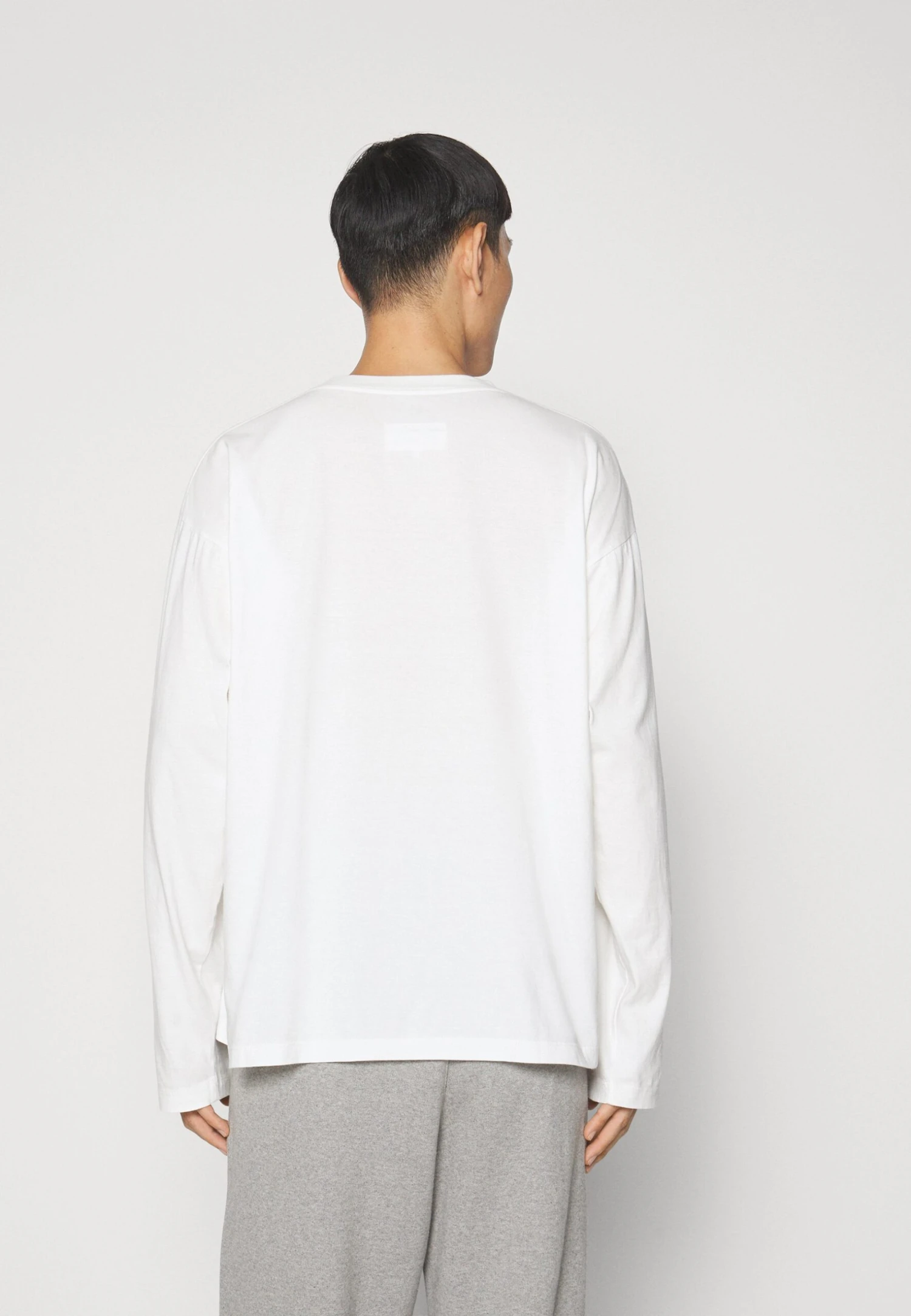 MM6 Maison Margiela Maglietta A Manica LungaOff White Uomo T-shirt E Polo MMA22O00D-A11 4 MM6 Maison Margiela Maglietta A Manica LungaOff White Uomo T-shirt E Polo MMA22O00D-A11 - immagine 4