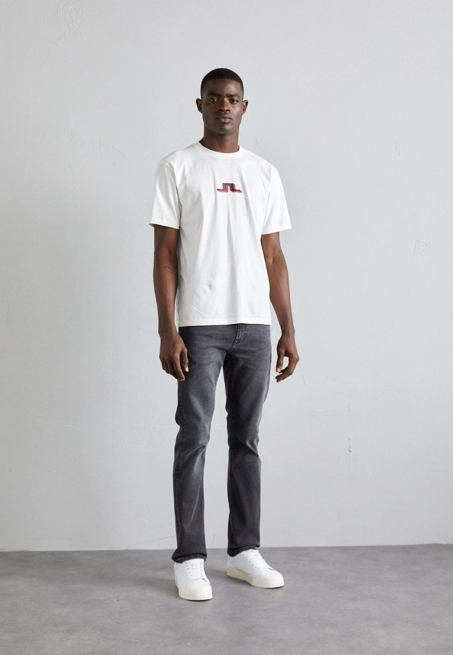 J.Lindeberg Darcy Logo TeeT-Shirt Con StampaCloud White Uomo T-shirt E Polo JL122O06H-A11 2 J.Lindeberg Darcy Logo TeeT-Shirt Con StampaCloud White Uomo T-shirt E Polo JL122O06H-A11 - immagine 2