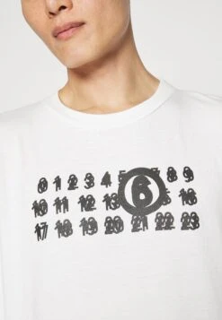 MM6 Maison Margiela Maglietta A Manica LungaOff White Uomo T-shirt E Polo MMA22O00D-A11 13 MM6 Maison Margiela Maglietta A Manica LungaOff White Uomo T-shirt E Polo MMA22O00D-A11 -Negozio Di Abbigliamento Zalando be9b1db28d40449c915f8dbdcf7eb28c