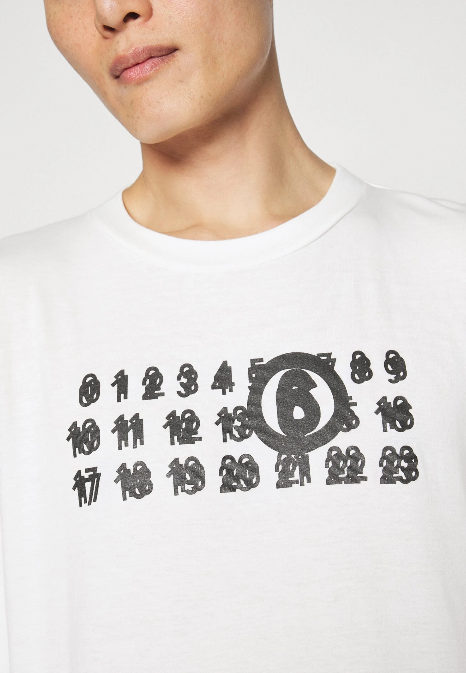 MM6 Maison Margiela Maglietta A Manica LungaOff White Uomo T-shirt E Polo MMA22O00D-A11 7 MM6 Maison Margiela Maglietta A Manica LungaOff White Uomo T-shirt E Polo MMA22O00D-A11 - immagine 7