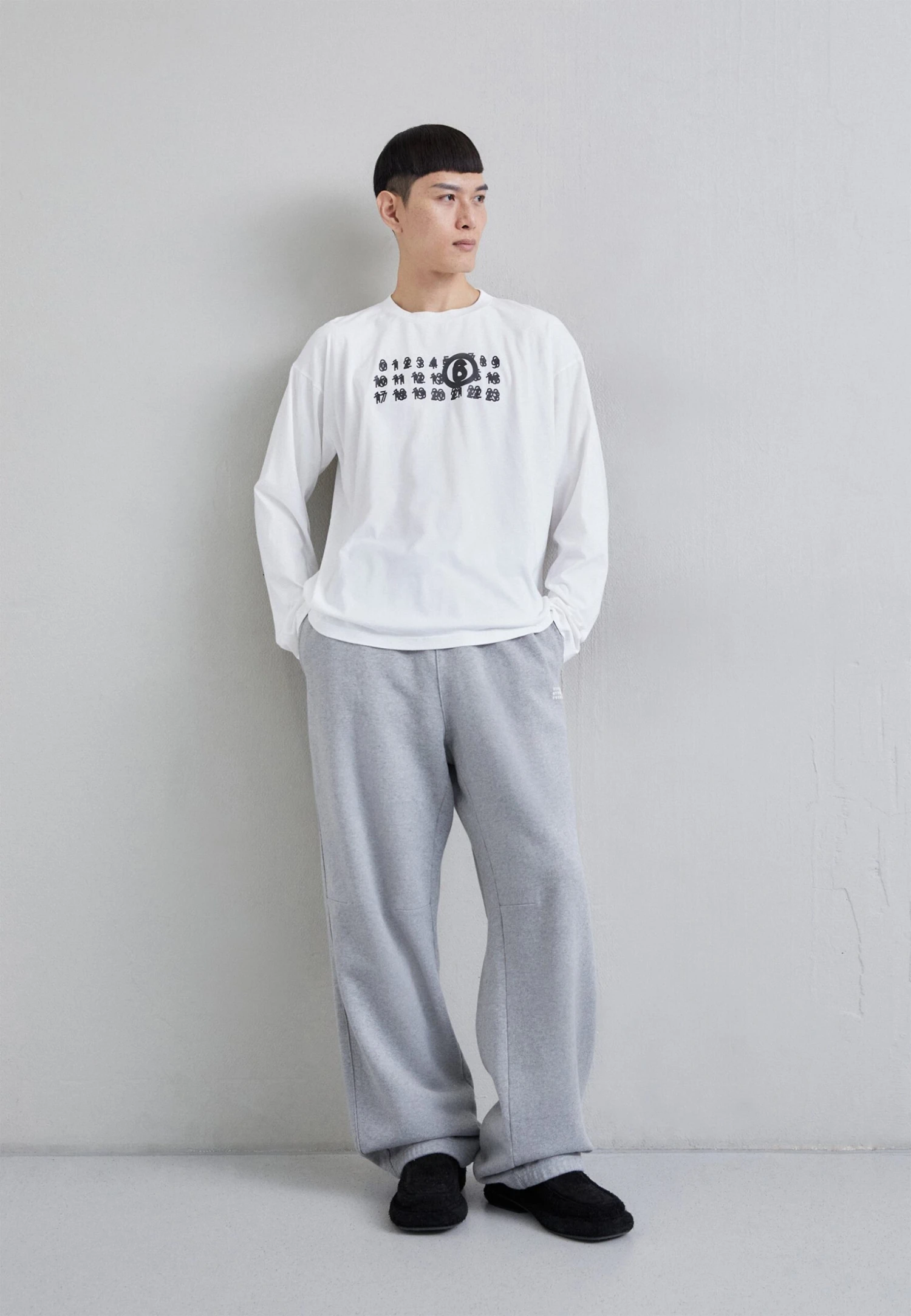 MM6 Maison Margiela Maglietta A Manica LungaOff White Uomo T-shirt E Polo MMA22O00D-A11 2 MM6 Maison Margiela Maglietta A Manica LungaOff White Uomo T-shirt E Polo MMA22O00D-A11 - immagine 2